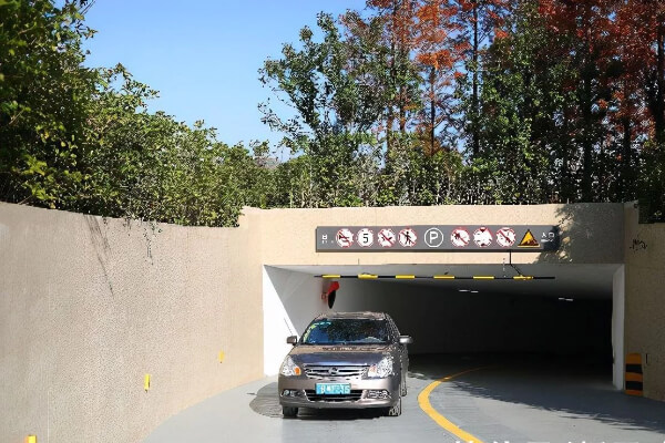 緩解停車難有多難？這個(gè)區(qū)探索公共綠地下建停